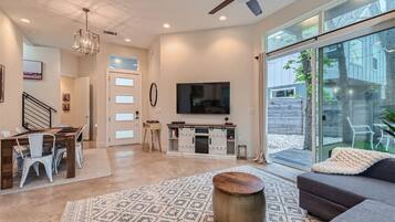 Smart TV, chimenea, mesa de ping pong