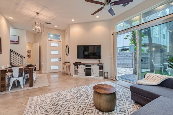 Smart TV, fireplace, table tennis - Off the hook in Austin (Austin)