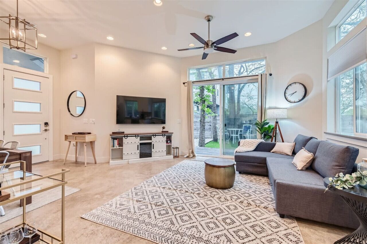 Smart TV, chimenea y tenis de mesa 