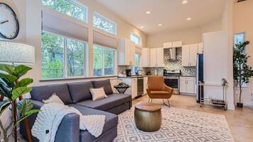 Smart TV, chimenea, mesa de ping pong