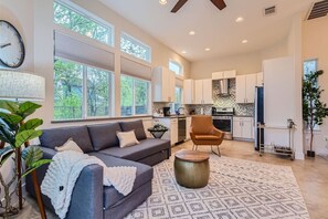 Smart TV, fireplace, ping pong