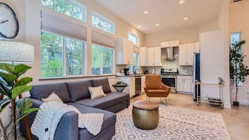 Smart TV, chimenea y tenis de mesa