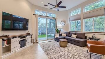 Smart TV, chimenea, mesa de ping pong