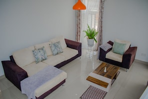 Appartement Exclusif | Coin séjour | TV connectée de 80 cm avec chaînes numériques, Netflix