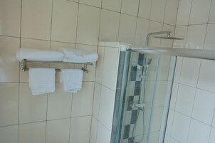 Apartamento exclusivo | Baño | Ducha, toallas, jabón y papel higiénico