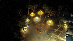 Fachada da propriedade à noite