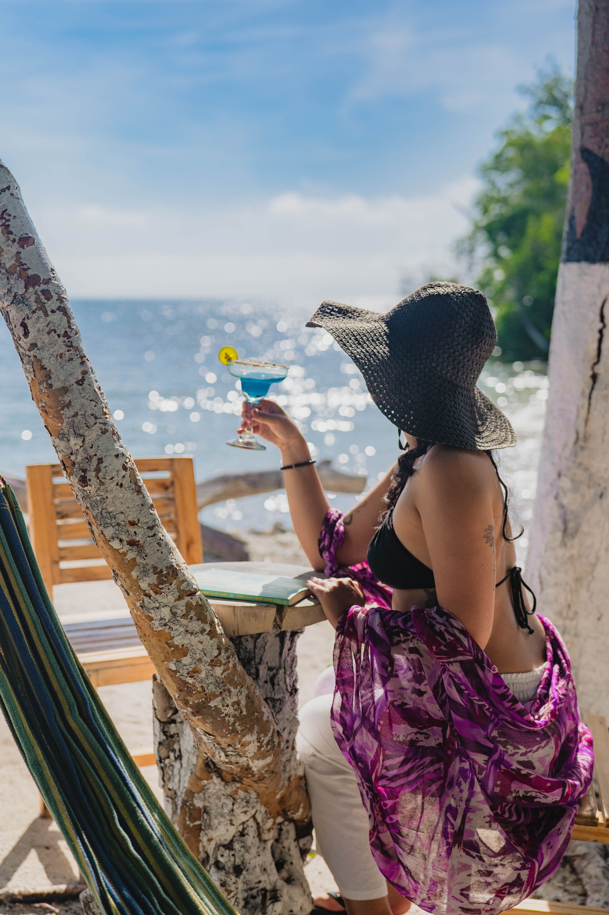 En privat strand, hvidt sand, strandbarer