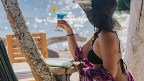 Privat strand, hvit sand og strandbar