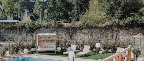 Una piscina al aire libre de temporada (de 09:30 a 19:00), sombrillas