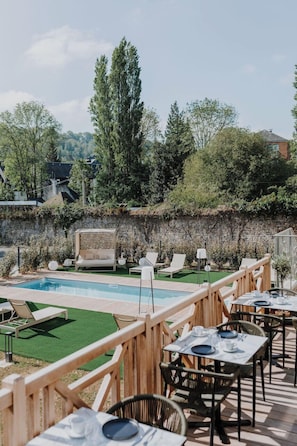 Seasonal outdoor pool, open 9:30 AM to 7:00 PM, pool umbrellas - Hôtel Le Rituel Honfleur (Honfleur)