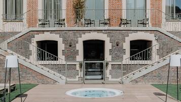 Seasonal outdoor pool, open 9:30 AM to 7:00 PM, pool umbrellas