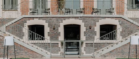 Piscine extérieure (ouverte en saison), parasols de plage