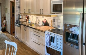 Réfrigérateur, micro-ondes, plaque de cuisson, lave-vaisselle