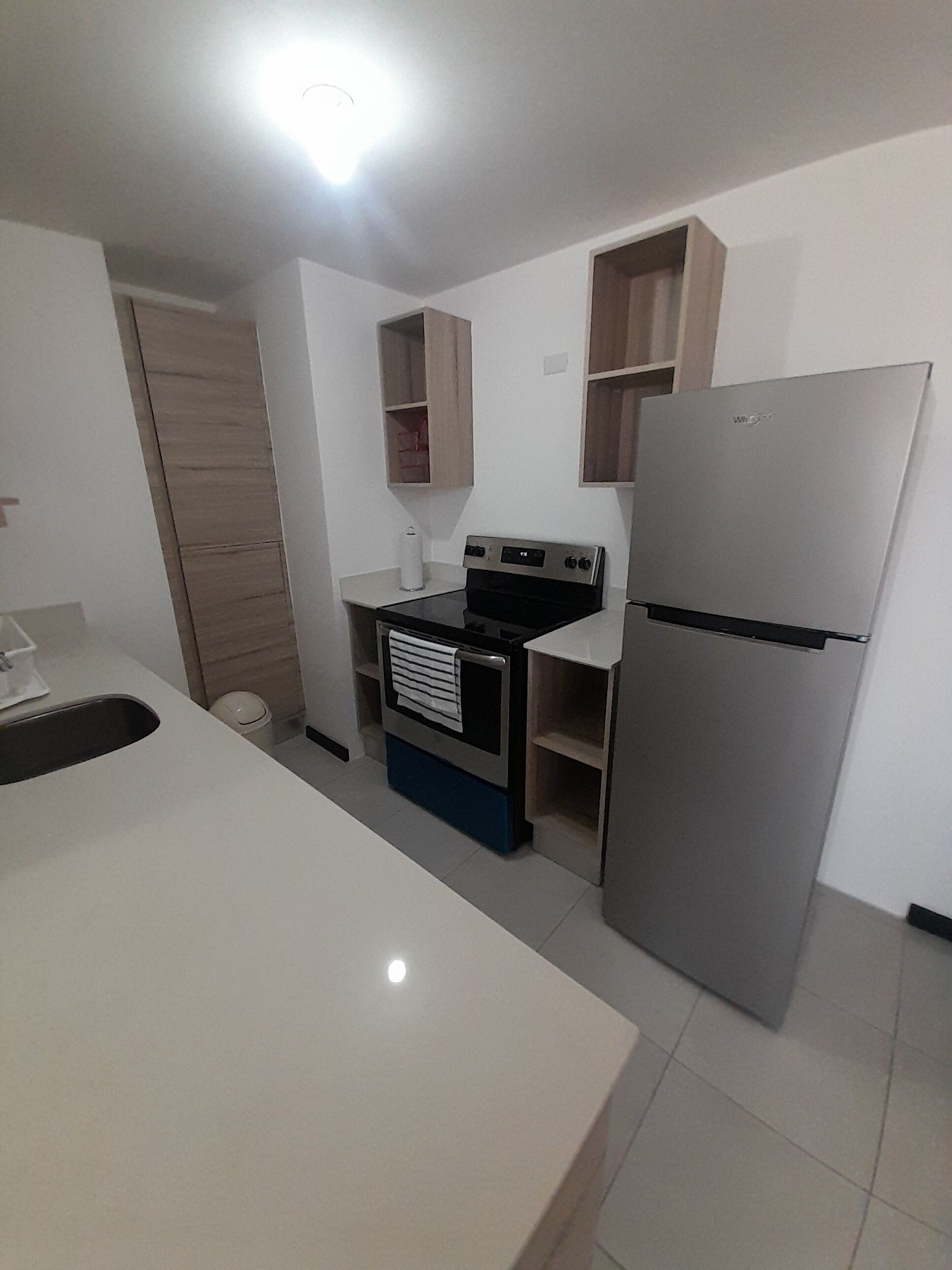 Microones, forn, placa de cuina i cafetera i tetera 