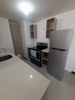 Micro-ondes, four, plaque de cuisson, cafetière/bouilloire