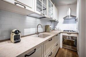 Frigorifero, microonde, forno, piano cottura