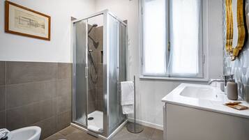 Doccia, asciugacapelli, bidet, sapone