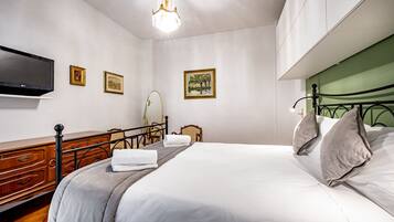 2 dormitoris, planxa i posts de planxar i un bressol de viatge