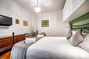 2 quartos, ferros/tábuas de passar roupa, berço de viagem