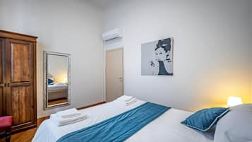 1 habitación, tabla de planchar con plancha y cuna de viaje