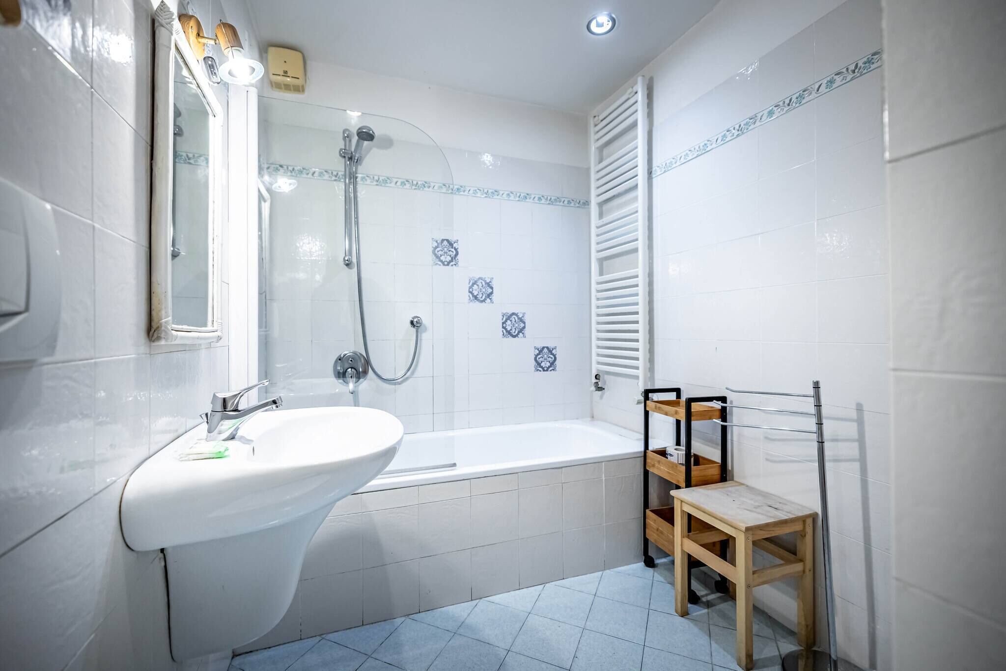 Haartrockner, Bidet, Seife, Shampoo