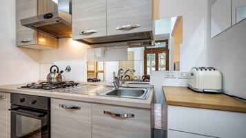 Kjøleskap, ovn, kokeplater og kaffetrakter/tekoker