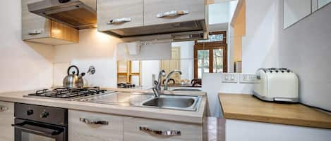 Fridge, oven, stovetop, coffee/tea maker