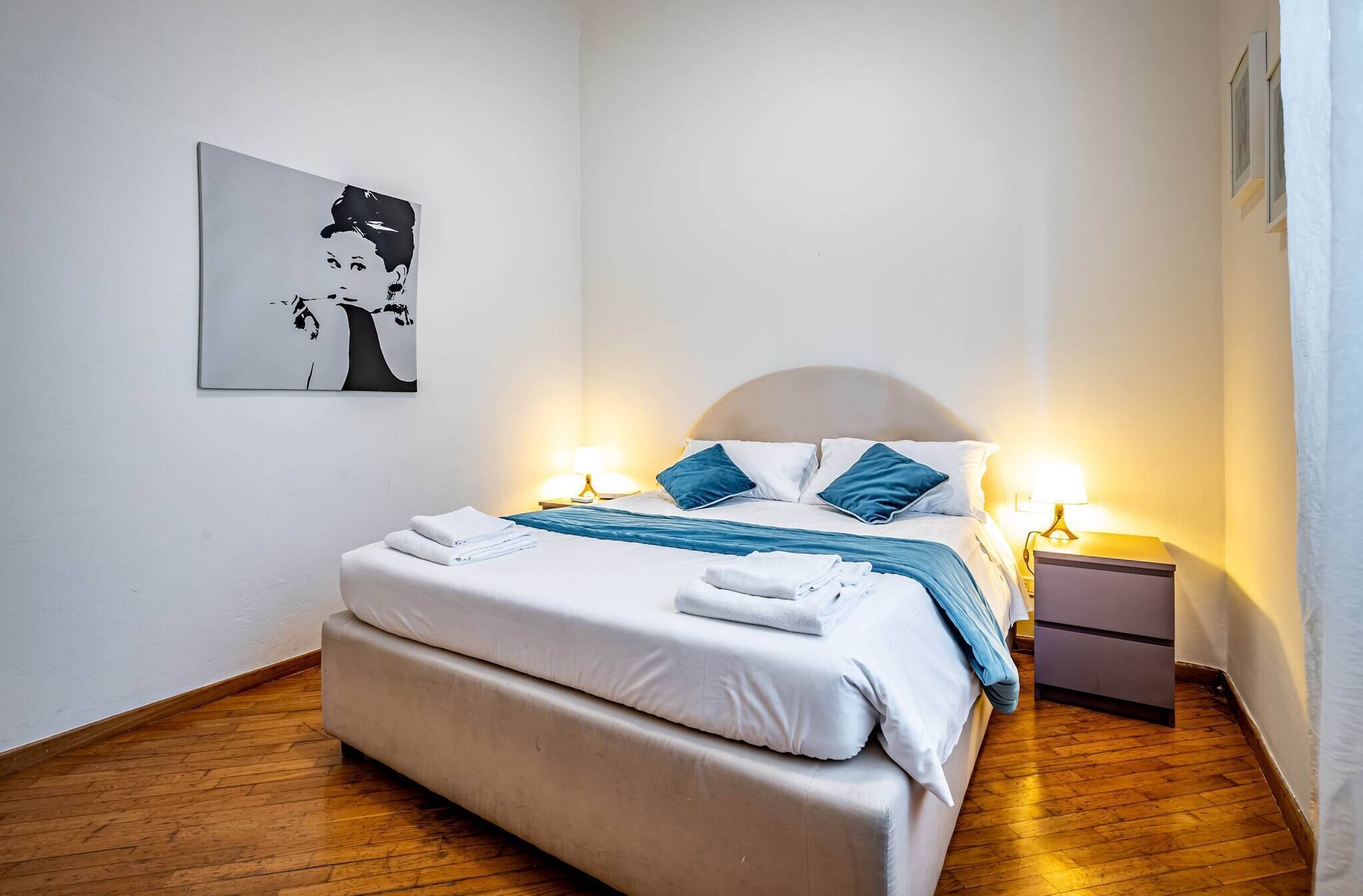 1 quarto, ferros/tábuas de passar roupa, berço de viagem