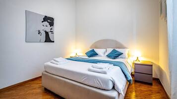 1 quarto, ferros/tábuas de passar roupa, berço de viagem