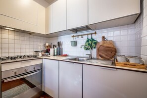 Kylskåp, mikrovågsugn, ugn och spishäll