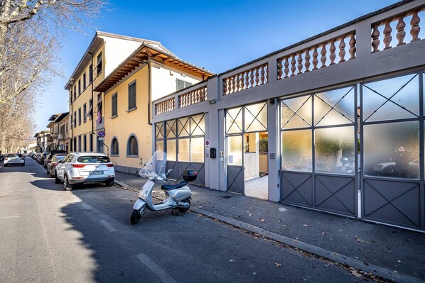 Unclassified image, 1 of 35, button