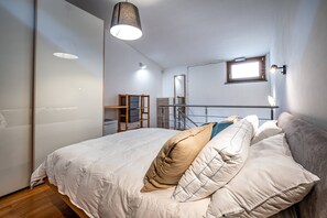 Unclassified image, 4 of 35, button