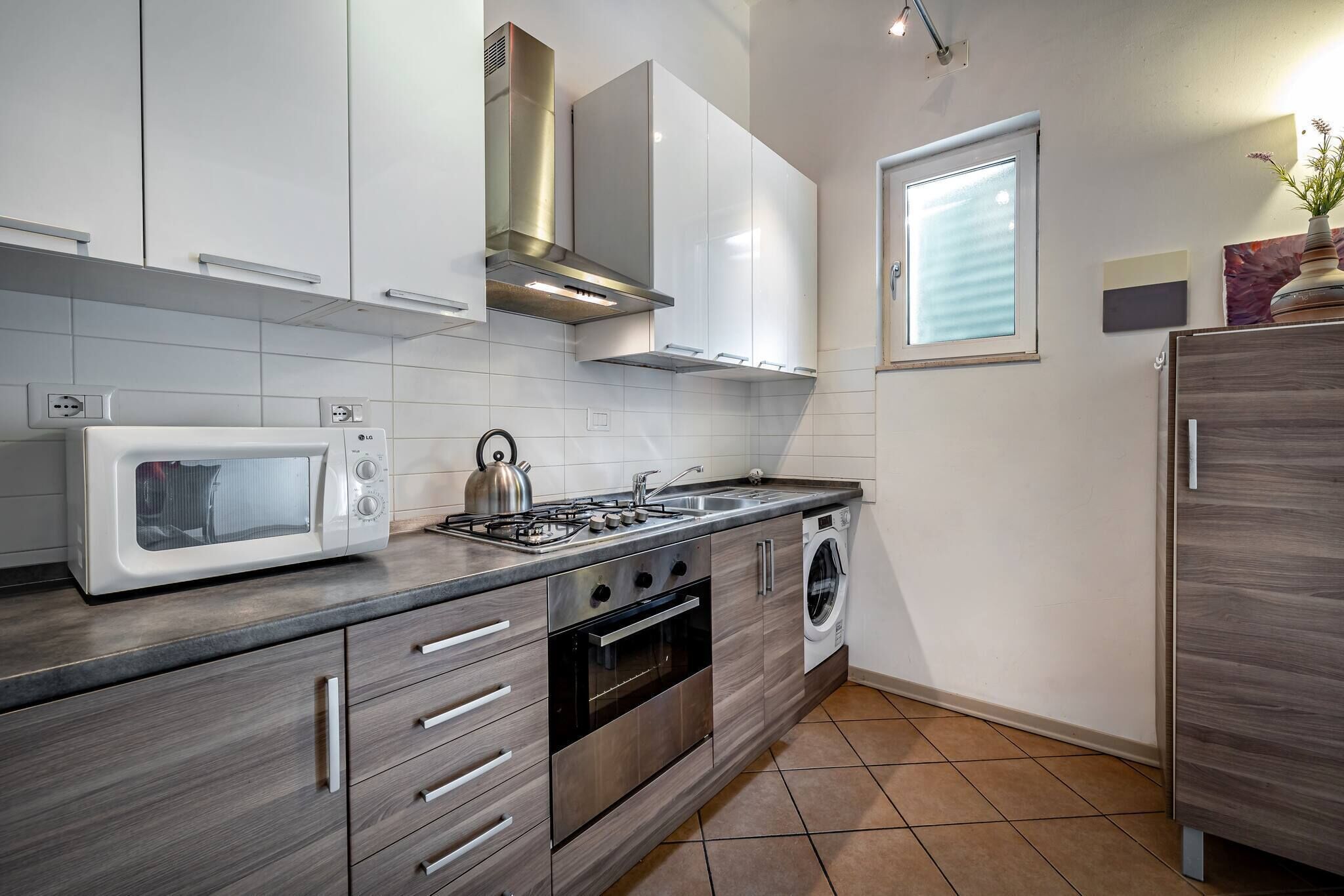 Frigorifero, microonde, forno, piano cottura