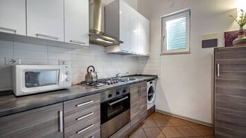 Frigorifero, microonde, forno, piano cottura