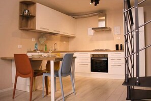 Frigorifero, forno, lavastoviglie, bollitore elettrico