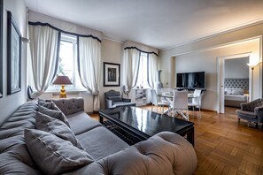 TV, books - YID D'Azeglio luxury apartment (Firenze)