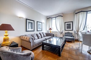 TV, books - YID D'Azeglio luxury apartment (Firenze)