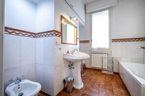 Douche, sèche-cheveux, savon, shampoing