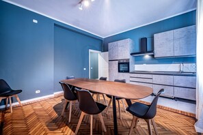 Una cocina moderna con gabinetes grises, horno empotrado y encimera blanca.