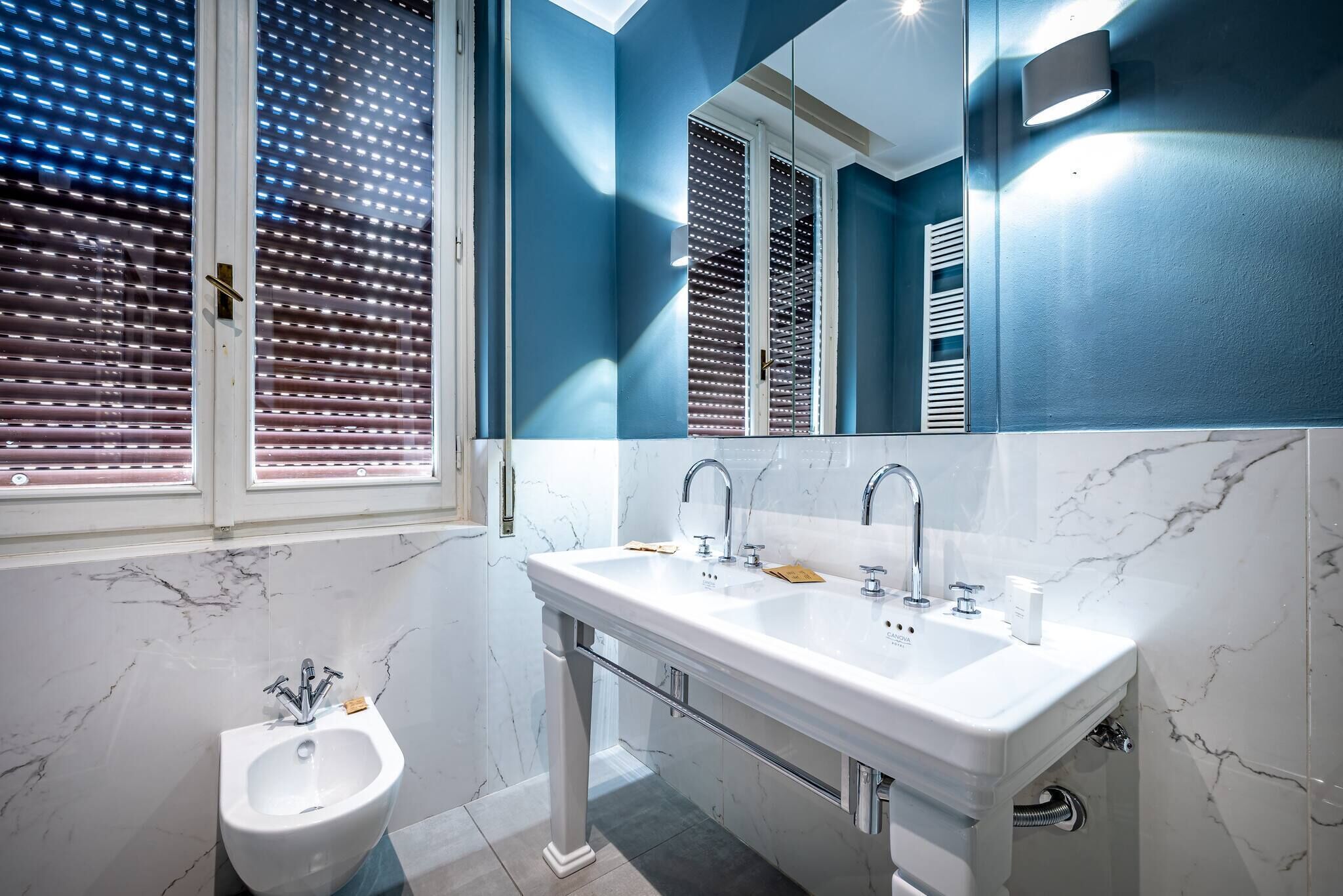 Een douche, een haardroger, een bidet, zeep