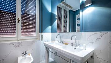 Een douche, een haardroger, een bidet, zeep