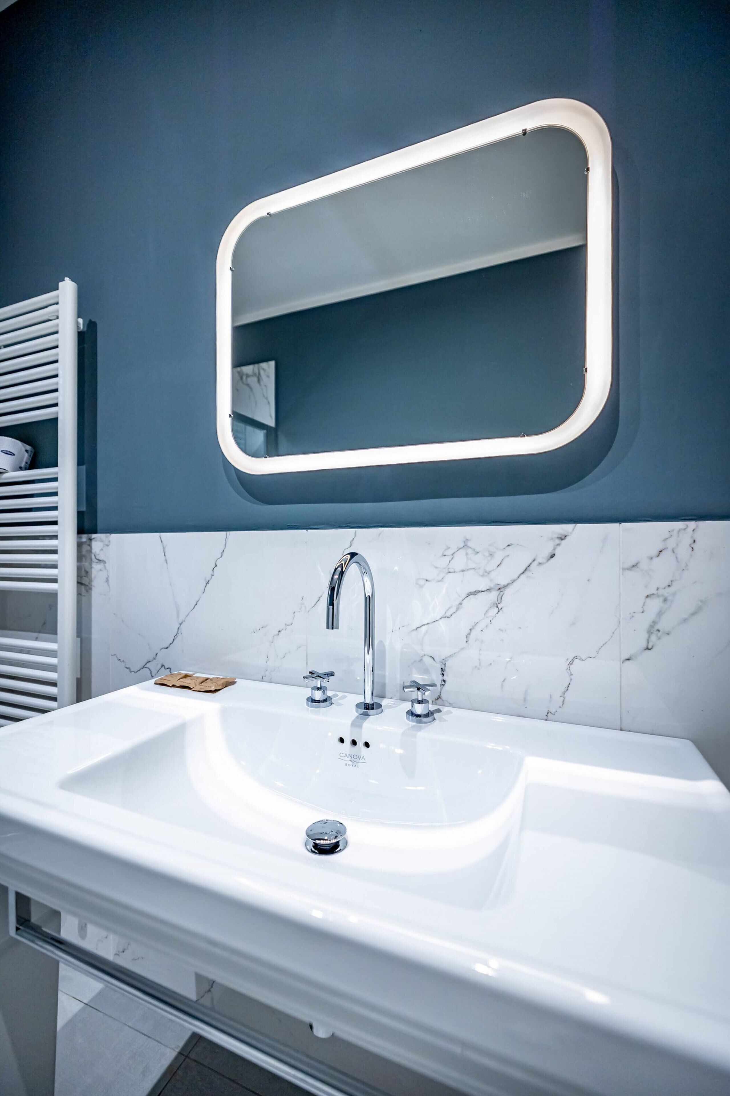 Een douche, een haardroger, een bidet, zeep