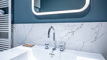 Een douche, een haardroger, een bidet, zeep