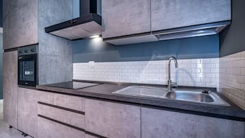 Een koelkast, een microgolfoven, een oven, een vaatwasser