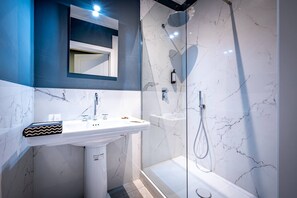 Een douche, een haardroger, een bidet, zeep