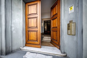 Una puerta doble de madera que da a una escalera.