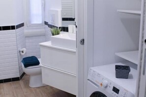 Shower, hair dryer, bidet, towels