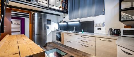 Kühlschrank, Mikrowelle, Ofen, Herdplatte