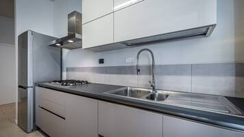 Kühlschrank, Mikrowelle, Ofen, Herdplatte