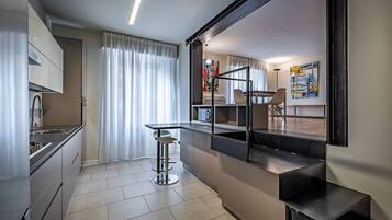 Frigorifero, microonde, forno, piano cottura